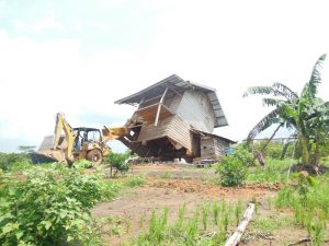 Bangunan milik masyarakat di SM Dangku yang dirobohkan dengan menggunakan alat berat oleh BKSDA Sumsel pada Desember 2014 lalu. Foto: BKSDA Sumsel